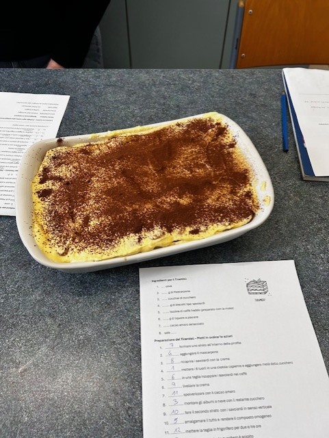 Ein cremiges Tiramisù als Ergebnis des Italienischkurses an der VHS Baden – kulinarisches Highlight eines praxisnahen Sprachunterrichts.